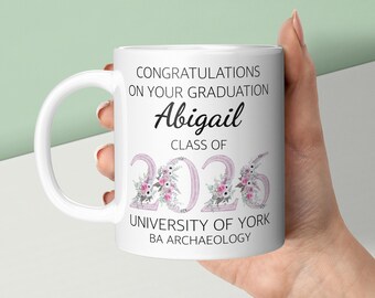 Taza y posavasos personalizados para graduación: Nombre, año y universidad personalizados. Regalo ideal para graduadas.