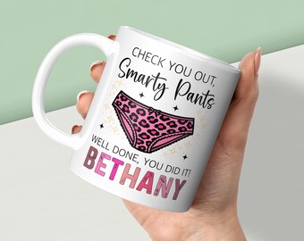 Taza y posavasos personalizados para graduación: Regalo personalizado con nombre para estudiantes brillantes que obtienen buenos resultados en exámenes, A Levels y GCSE.