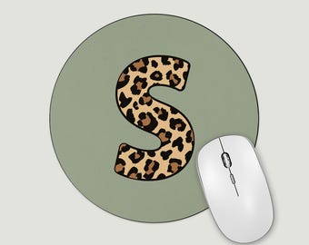 Alfombrilla de ratón personalizada con estampado de leopardo, inicial personalizada con opción de colores.