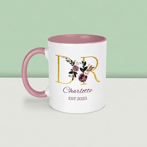 K&ouml;nnte beinhalten: Ein Set aus drei Keramikbechern mit gesprenkelter, matter Oberfl&auml;che. Die Becher sind in Creme-, Hellgrau- und Dunkelgraut&ouml;nen gehalten. Jeder Becher hat ein schlichtes, minimalistisches Design und einen abgerundeten Henkel.