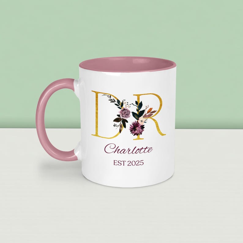 K&ouml;nnte beinhalten: Ein Set aus drei Keramikbechern mit gesprenkelter, matter Oberfl&auml;che. Die Becher sind in Creme-, Hellgrau- und Dunkelgraut&ouml;nen gehalten. Jeder Becher hat ein schlichtes, minimalistisches Design und einen abgerundeten Henkel.