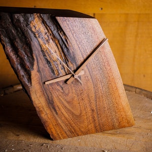 Reloj de escritorio de nogal con borde vivo, reloj de repisa, rústico, moderno, regalo de jubilación, regalo de madera, vida en la cabaña, regalo para él, único en su tipo, graduación