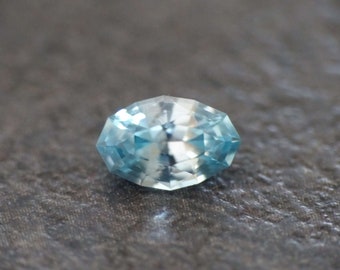 Zircon 7.9 x 5.1 mm(4)