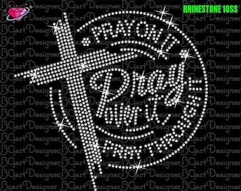 Puede incluir: Un diseño de pedrería con una cruz y las palabras "Pray" y "Don't Worry God's Got This". El diseño tiene 9,6 pulgadas de ancho y 9 pulgadas de alto y utiliza 1965 cristales.