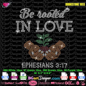 Puede incluir: Un diseño de pedrería sobre un fondo negro. El diseño presenta las palabras "Be rooted IN LOVE" en pedrería blanca, con una planta verde y formas de mariposa marrón. También se incluye el texto "EPHESIANS 3:17". El diseño mide 23,6 cm de ancho y 24,4 cm de alto.