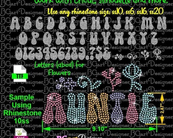 Może przedstawiać: Cyfrowy plik do pobrania czcionki z kryształkami do użycia z Cricut, Silhouette i innymi maszynami do cięcia. Czcionka zawiera duże litery, cyfry i znaki interpunkcyjne. Przykładowy projekt przedstawia słowo "AUNTIE" napisane kolorowymi kryształkami.