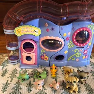 LPS Pet Lovin Playhouse Hasbro - Vintage VGC with 8 pets Littlest Pet Shop