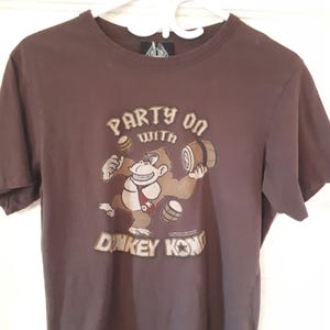 Vintage Nintendo Donkey Kong T Shirt Mens small - Party on with Donkey Kong - Take Cover 100% Cotton  Olde School Retro Gaming