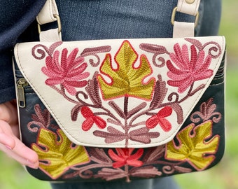 【COLOR iN ID】Flower patch leather shoulder bag Bi Color Leather Shoulder Bag, Embroidered Handbag/shoulder