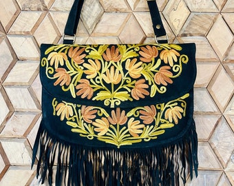 Suède leren crossbodytas met geborduurde bloemen en franjes