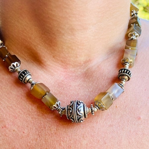 Lovely agate Necklace, Agate Gemstone Necklace, protection from pessimism, anxiety, negative thoughts and anger, perfect gift for her
