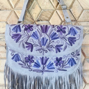 Wildleder trendige Schultertasche mit süßem Blumen Muster, Handtasche/ Crossbody Tasche, Blumenstickerei, Damen/ Mädchen Tasche mit Fransen, grau