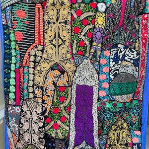 Può includere: Un quilt patchwork colorato con ricami intricati in tonalità oro, viola, verde, rosso e blu. Il quilt è realizzato con diversi tessuti e trame, creando un design unico e accattivante.