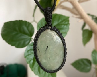 Handgemaakte prehniet macraméketting: beschermingsamulet