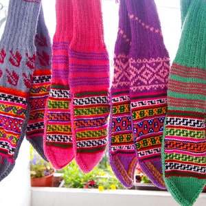 Handstickade ullstrumpor: Ljus stamkonst från Rajasthan