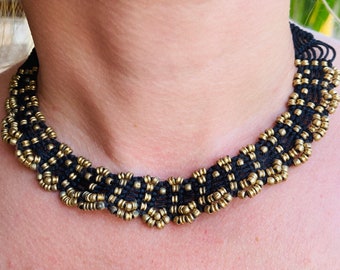 Gargantilla de macramé hecha a mano: collar estilo Goa con cuentas de latón