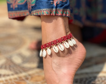 Tobillera de macramé con concha cauri: joyería bohemia de playa ajustable