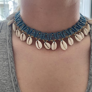 Collar de macramé con conchas cauri: joyería bohemia playera ajustable