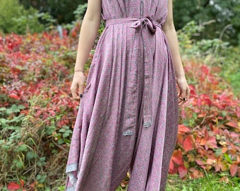 Hellrosa Seidenoverall, Boho-Chic-Seidenoverall, Hippie-Overall / Romper, ärmellos, verstellbarer großer Overall, leichtes Seiden-Outfit