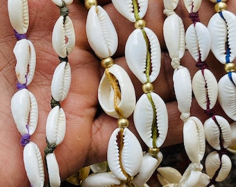 Tobillera de macramé con concha cauri: joyería bohemia de playa ajustable