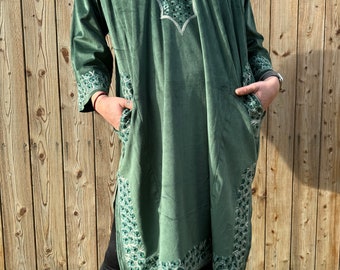 Embroidered Kashmir Velvet Pheran: Green Ethnic Maxi Kurti with Pockets
