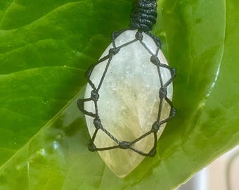 Prehniet macraméketting: edelsteenamulet, beschermingssieraden