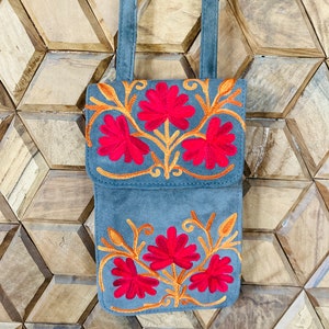 Pochette de passeport en cuir de daim / sac à main avec motifs floraux brodés, sac de documents en cuir de daim, sac à bandoulière pour les documents