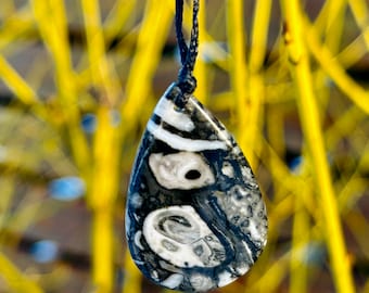 Orthoceras Fossil Kette: Handgefertigtes Amulett aus Stein