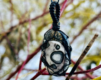 Orthoceras Fossil Kette: Handgemachtes Makramee Amulett