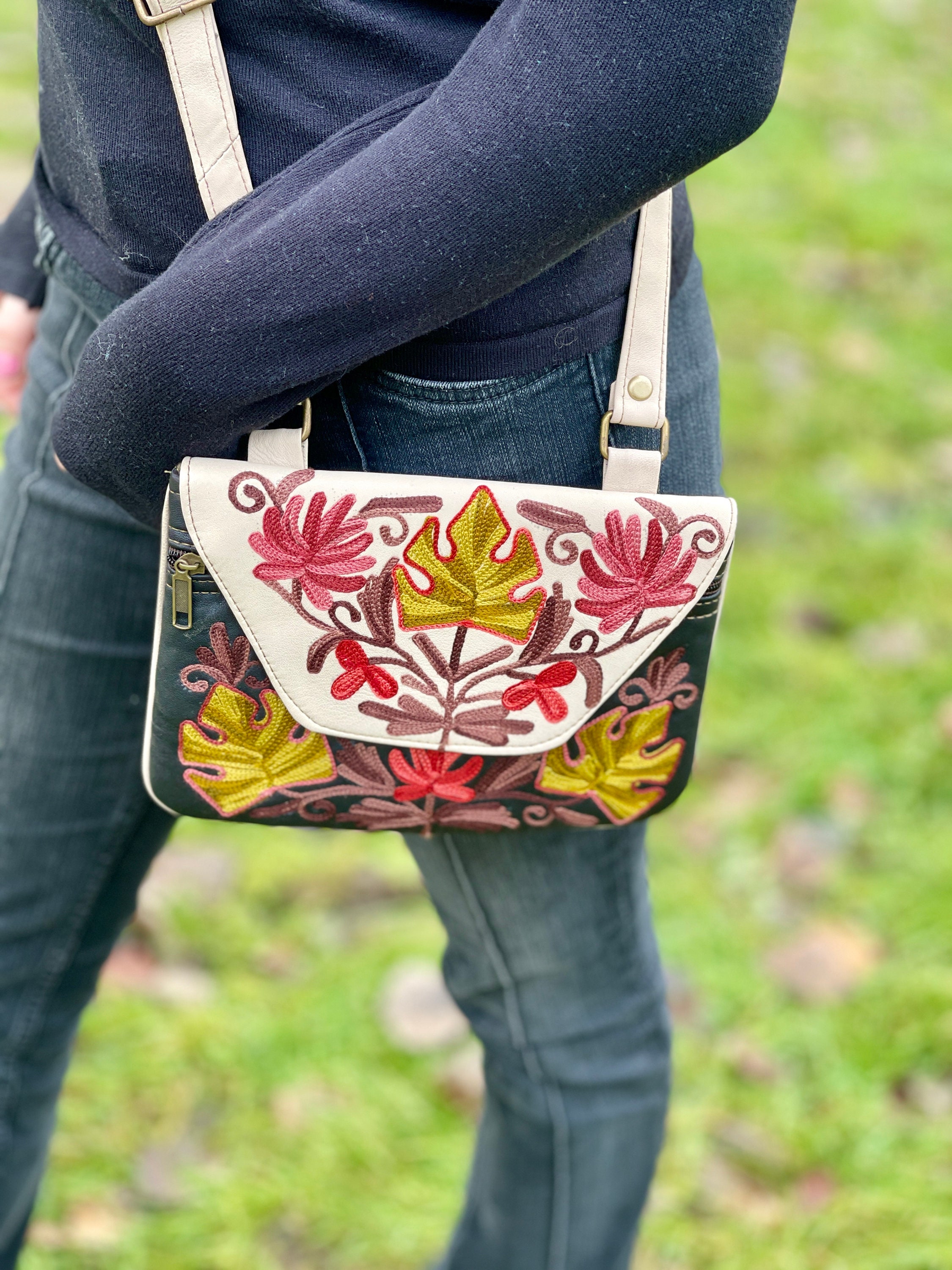 【COLOR iN ID】Flower patch leather shoulder bag Bi Color Leather Shoulder Bag, Embroidered Handbag/shoulder