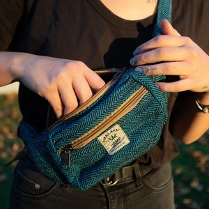 große Hanf Bauchtasche, vegane Bauchtasche, bunte Hüfttasche, blaue Bauchtasche, vegane Geldtasche, Hanf Gürteltasche, Himalaya Hanf Bild 1