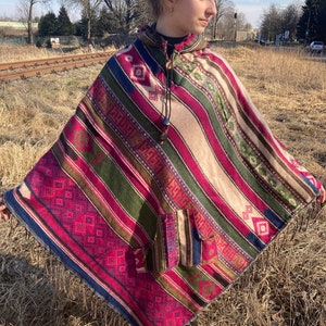 Poncho femminile in misto lana Yak, poncho boho, poncho con cappuccio dal design tribale, tasca a marsupio, poncho hippie himalayano, poncho colorato da donna