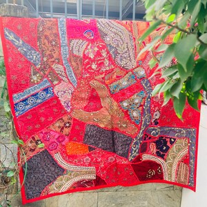 Könnte beinhalten: Ein roter, brauner und goldener Patchwork-Wandteppich mit aufwendigen Stickereien und Verzierungen. Der Wandteppich besteht aus verschiedenen Stoffen und zeigt eine Vielzahl von Mustern und Designs.