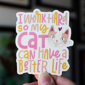 Je travaille dur pour que mon chat ait une vie meilleure | Autocollant en vinyle | Sticker imperméable | Oeuvres d'art originales | Art numérique | Lettres d'art | Typographie
