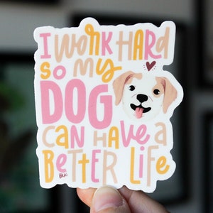 Je travaille dur pour que mon chien ait une vie meilleure | Autocollant en vinyle | Sticker imperméable | Oeuvres d'art originales | Art numérique | Lettres d'art | Typographie