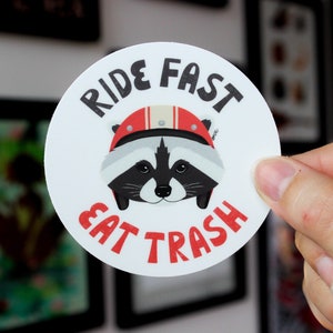 Naklejka Raccoon | Ride Fast Eat Trash | Naklejka winylowa | Naklejka wodoodporna | Oryginalna sztuka | Sztuka cyfrowa | Sztuka liternictwa | Typografia