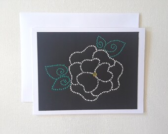 Tarjeta de felicitación de contorno de flor blanca pintada a mano