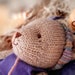 Hand gestricktes beige teddybär mädchen, mit abnehmbarer Kleidung, in Kleid, Rock und Schleife, ein originelles Geschenk für ein Kind 4-8 Jahre alt