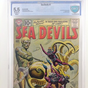 Puede incluir: Una portada de cómic vintage con un pulpo amarillo con tres buzos con trajes rojos. La portada se titula "Sea Devils" y presenta el texto "By Popular Demand! In Their Own Magazine At Last!" y "Gasp at the underwater thriller as the Sea Devils battle the Octopus Man!"