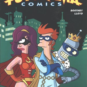 Könnte beinhalten: Das Cover von Futurama Comics #35 mit Leela, Fry und Bender in Superhelden-Kostümen. Das Cover ist vor einer Stadtkulisse mit grünem Hintergrund platziert. Der Titel "Futurama Comics" ist in gelben und roten Buchstaben. Die Nummer des Heftes "#35" ist in einem roten Kasten mit weißem Rand. Die Worte "INTELLIGENTLY DESIGNED!" sind in weißen Buchstaben auf schwarzem Hintergrund. Die Worte "BOOTHBY LLOYD" sind in weißen Buchstaben auf schwarzem Hintergrund.