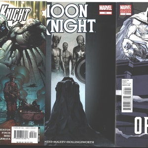 Può includere: Tre copertine di fumetti con il supereroe Moon Knight. La prima copertina mostra Moon Knight con un costume bianco con una mezzaluna sul petto. La seconda copertina mostra Moon Knight con un mantello nero e un gruppo di persone dietro di lui. La terza copertina mostra Moon Knight con un costume bianco seduto su un edificio con il testo "Of the" sotto.