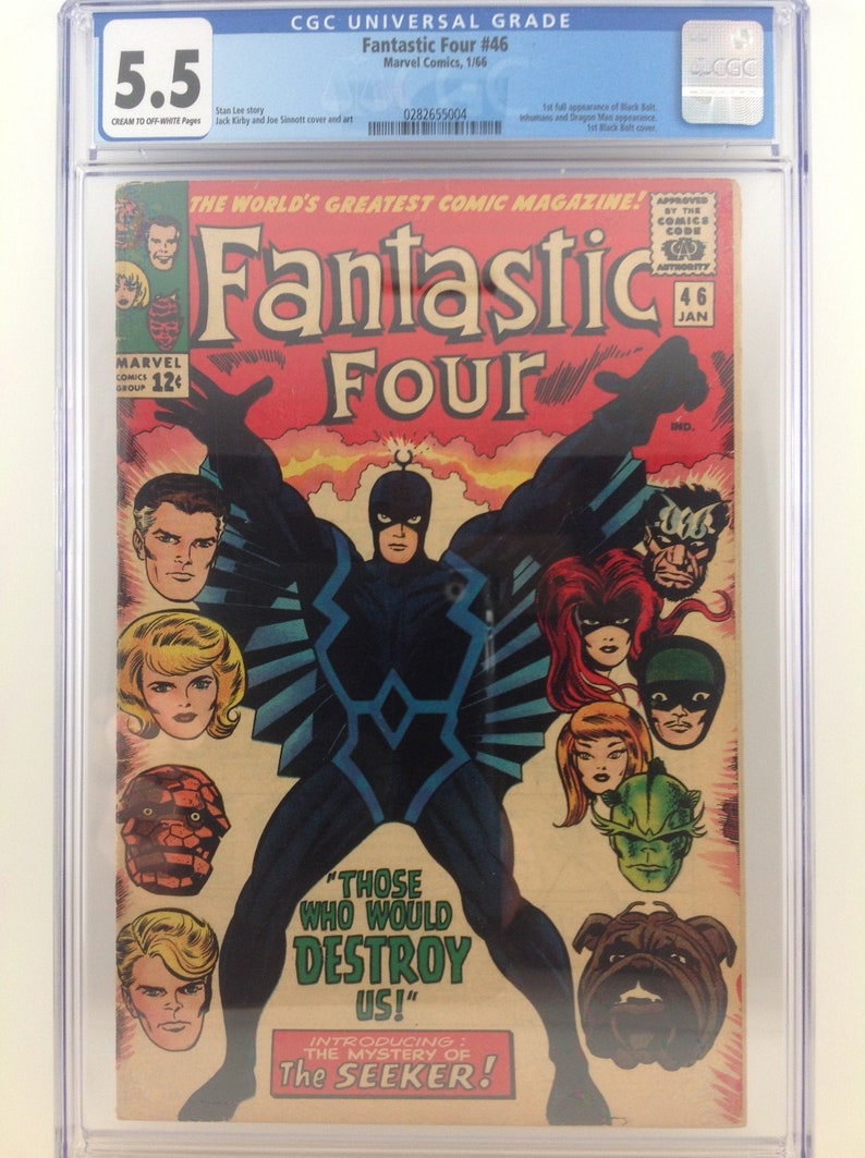 K&ouml;nnte beinhalten: Ein Vintage-Comic-Cover mit den Fantastic Four. Das Cover ist rot, gelb und blau mit einer schwarzen und blauen Figur in der Mitte. Der Titel "Fantastic Four" ist in gro&szlig;en, fetten Buchstaben. Der Text "Those who would destroy us!" ist in einem wei&szlig;en Kasten. Der Text "Introducing: The Mystery of The Seeker!" befindet sich am unteren Rand des Covers.