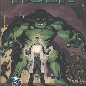 Könnte beinhalten: Ein Comic-Cover mit dem unglaublichen Hulk in grünem Zorn, der über einem Wissenschaftler in einem weißen Laborkittel steht. Der Covertext lautet "Indestructible Hulk" und "Join the Revolution".