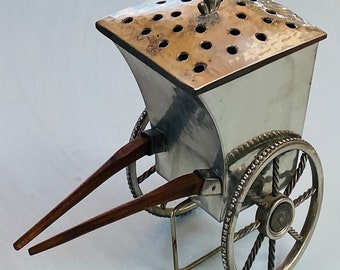 Gran recipiente de flores de rickshaw de peltre pulido martillado inglés vintage con ruedas de mediados de siglo marcado