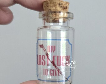 コルク栓をした瓶に大人の面白い贈り物をあげる最後のファック