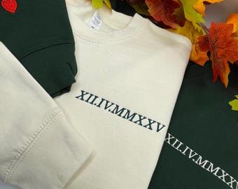 Hoodie met geborduurde Romeinse cijfers, Valentijnsdag, bijpassende verjaardag, sweater voor koppels, initialen op mouw, gepersonaliseerd cadeau