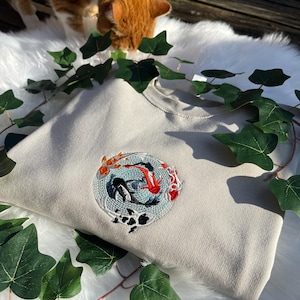 Carpe Koï Dans Un étang Avec Des Nénuphars Et Une Cascade Photo