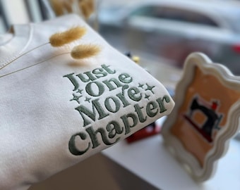 Nur noch ein Kapitel Bücherwurm Stickerei Sweatshirt Hoodie Geschenk Buch-Liebhaber Ästhetik Bücherwurm Bibliothekar Geschenk