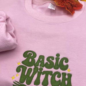 Enkel häxtröja med broderi, Halloween-häxtröja, rund halsringning med läskiga säsonger, söt broderad kvastskaftströja