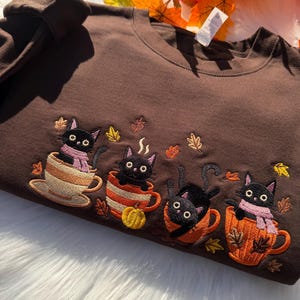 Sweat brodé tasse à café chat noir, sweat à capuche feuilles d'automne, pull mignon chat d'Halloween, cadeau haut de gamme brodé confortable